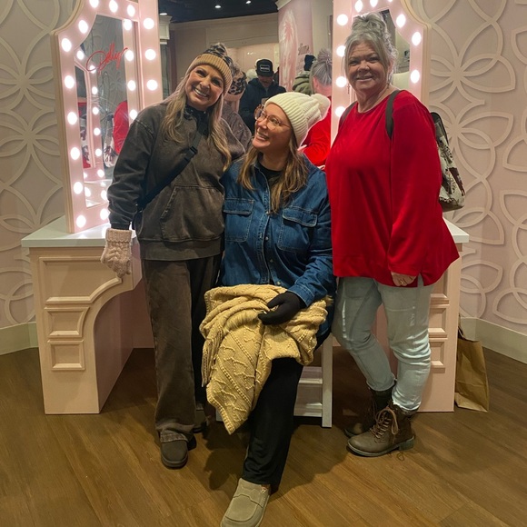 Swanky is live! FRESH items - Picture 3 of 15